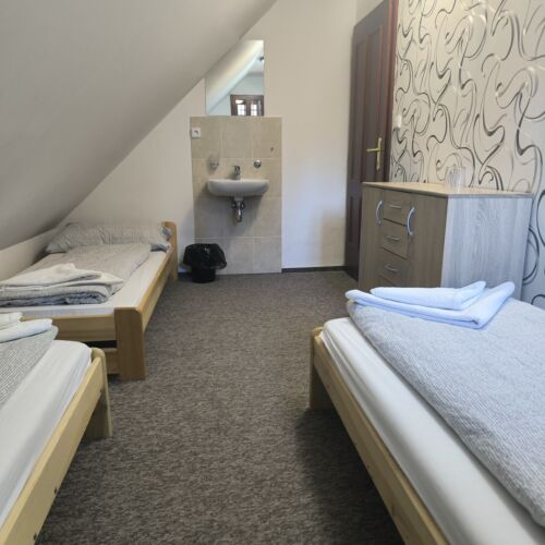 Pokoj se společnou koupelnou  pro 3 os.