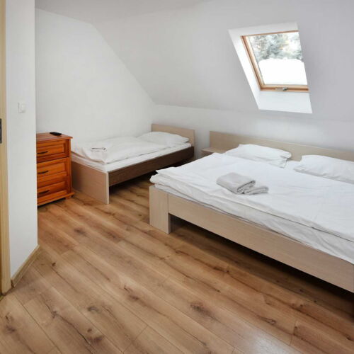 Pokoj se společnou kuchyňkou  pro 3 os.