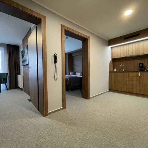 Camera cvadrupla cu duș cu chicinetă proprie