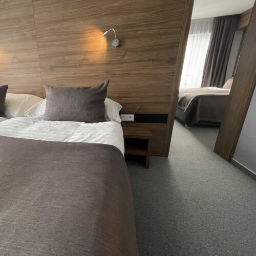 Camera cvadrupla cu duș cu chicinetă proprie