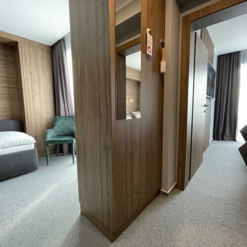 Camera tripla cu duș cu aer condiționat