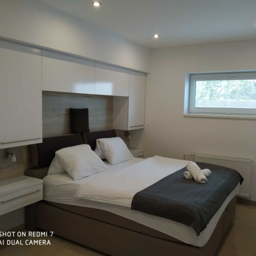 Apartman se sprchou s vlastní kuchyňkou s manželskou postelí s 1 ložnicí (s možností přistýlky)