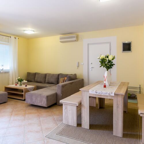 Apartament 4-osobowy na piętrze z balkonem z 2 pomieszczeniami sypialnianymi (możliwa dostawka)