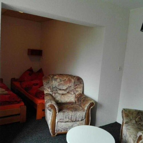 Zweibettzimmer mit Dusche und Aussicht auf den Garten