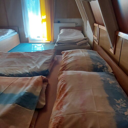 Pokoj se sprchou pro 2 os. v podkroví (s možností přistýlky)