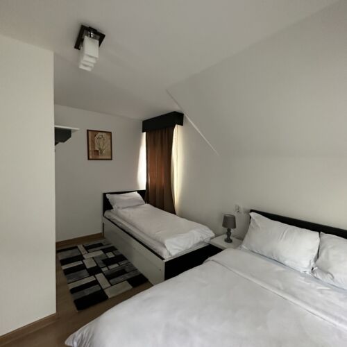 Camera tripla family la etaj