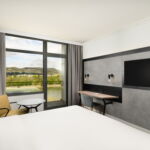 Pokoj s balkónem s manželskou postelí s výhledem na řeku