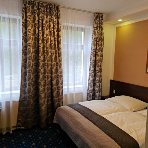 Pokoj se sprchou  s manželskou postelí