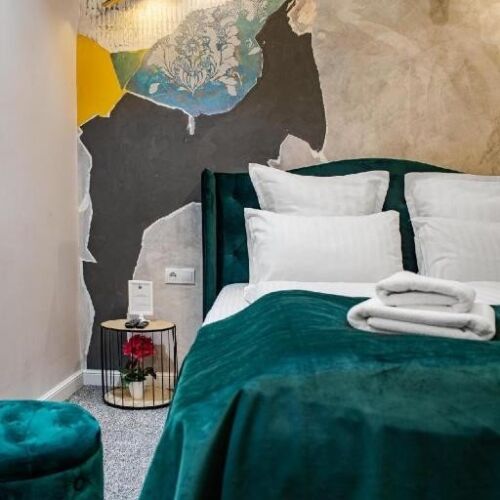 Camera dubla la etaj la parter