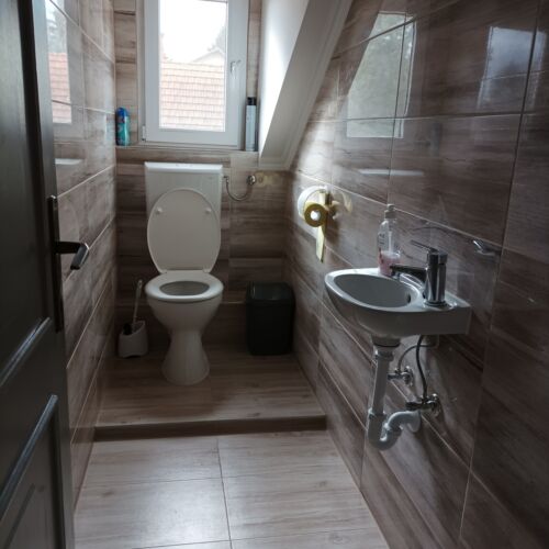 Apartament 6-osobowy na piętrze z widokiem na dziedziniec z 3 pomieszczeniami sypialnianymi (możliwa dostawka)