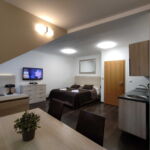 RELAX C303 - Slunný, prostorný podkrovní Apartmán 1+KK bez balkonu, s plně vybavenou kuchyní včetně Nespresso kávovaru. K dispozici rychlý internet, O2 TV a Apple TV