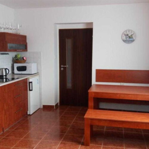 Pokoj se sprchou s privátní koupelnou mimo apartmán pro 5 os.