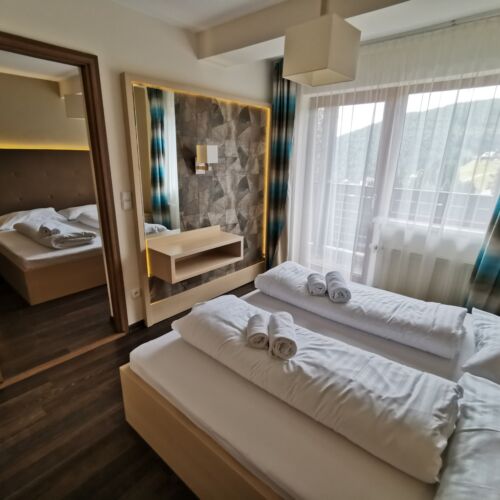 Camera cvadrupla family cu vedere spre munte