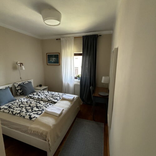 Camera dubla la etaj cu vedere spre grădină