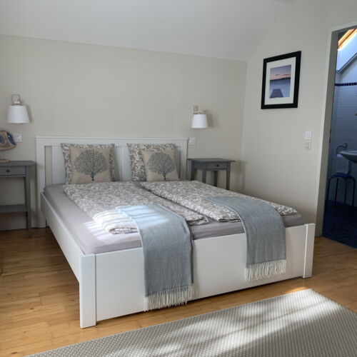 Camera dubla cu panoramă cu vedere spre lac