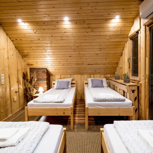 Apartament 4-osobowy na piętrze pokój od strony basenu z 1 pomieszczeniem sypialnianym