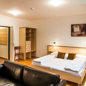 Dreibettzimmer mit Dusche