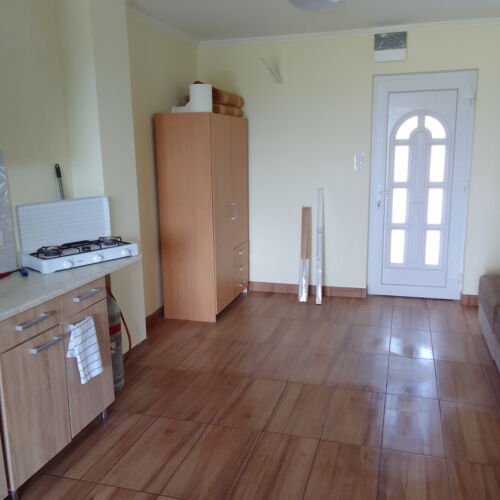 Apartament la parter cu vedere spre lac cu 2 camere pentru 4 pers.