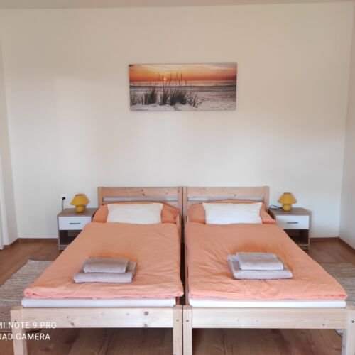 Apartament la etaj cu balcon cu 1 camera pentru 2 pers. (se poate solicita pat suplimentar)