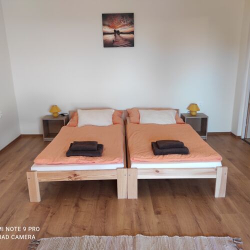 Apartament la etaj cu balcon cu 1 camera pentru 2 pers. (se poate solicita pat suplimentar)