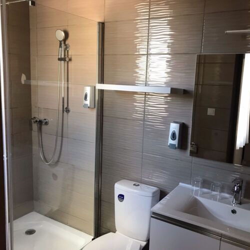 Zweibettzimmer mit Lcd/Plazma Tv und Klimaanlage