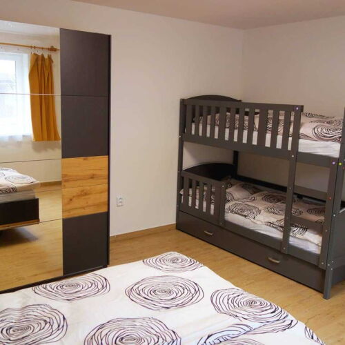 Apartman se sprchou s privátní koupelnou mimo apartmán pro 5 os.