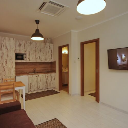 Apartament la parter cu 2 camere pentru 4 pers.