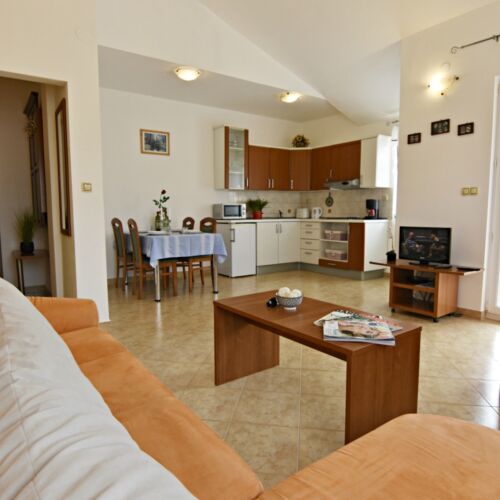 Apartament la etaj lângă piscină cu 2 camere pentru 4 pers.