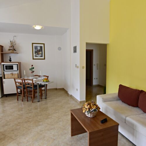 Apartament la etaj lângă piscină cu 2 camere pentru 4 pers.