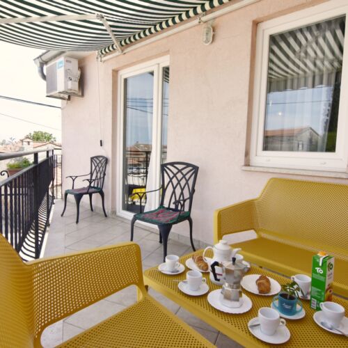 Apartament la etaj cu vedere spre oraș cu 3 camere pentru 6 pers.