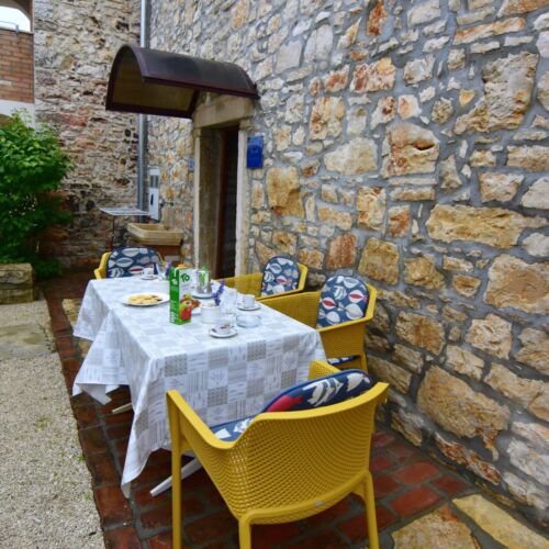 Apartament la parter cu terasă cu 2 camere pentru 4 pers.