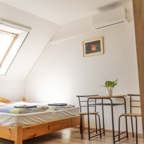 Camera tripla la mansardă cu vedere spre munte