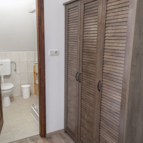 Camera cvadrupla la mansardă cu vedere spre munte