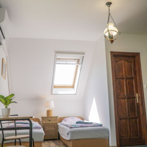 Camera cvadrupla la mansardă cu vedere spre munte