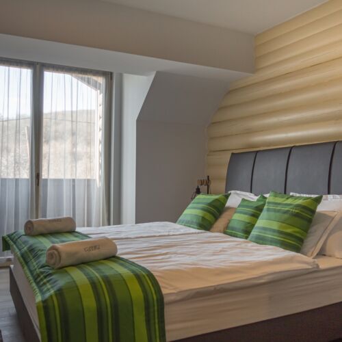 Camera dubla la mansardă cu balcon