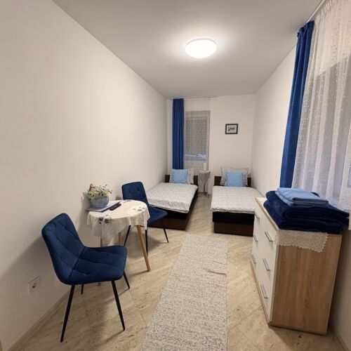 Erdgeschosses Zweibettzimmer mit Aussicht auf die Stadt