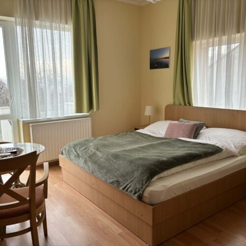 Camera tripla la etaj cu balcon