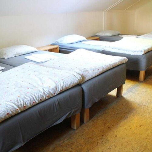 Camera cvadrupla cu duș