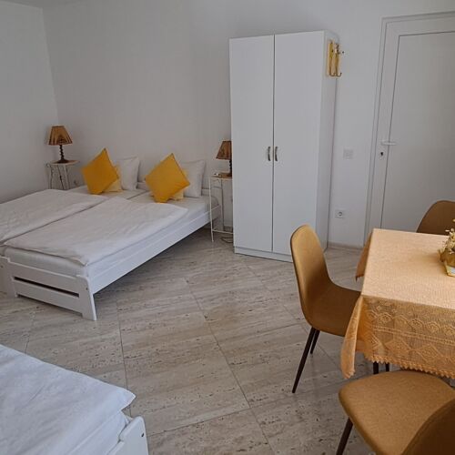 Erdgeschosses Dreibettzimmer mit Aussicht auf den Hof