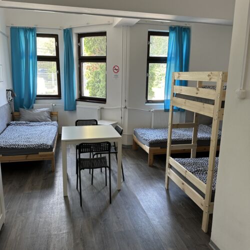 Camera cvadrupla economy cu baie