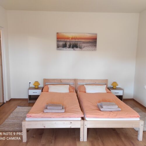 Apartament la etaj lCD TV cu 1 camera pentru 2 pers. (se poate solicita pat suplimentar)