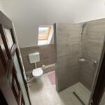 Fürdőszobás háromágyas szoba
