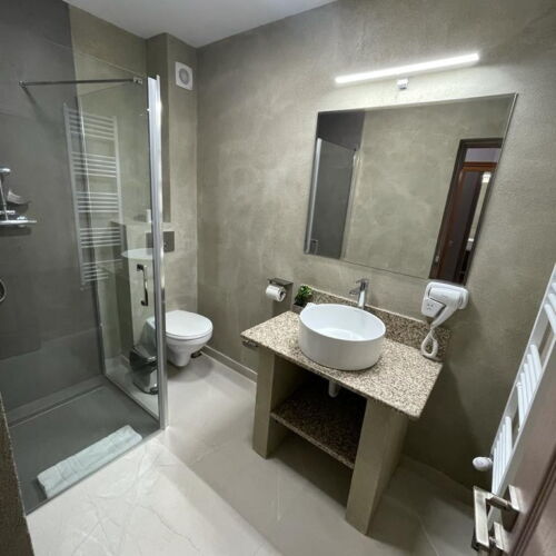 Pokoj s balkónem s manželskou postelí na poschodí (s možností přistýlky)