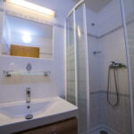 Camera cu duș cu chicinetă proprie pentru 5 pers.