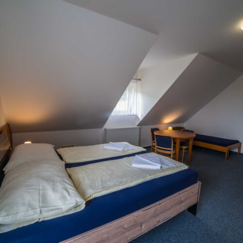 Camera cu balcon cu chicinetă proprie pentru 5 pers.