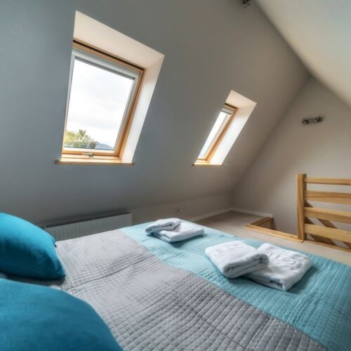 Apartament 4-osobowy z antresolą z 2 pomieszczeniami sypialnianymi