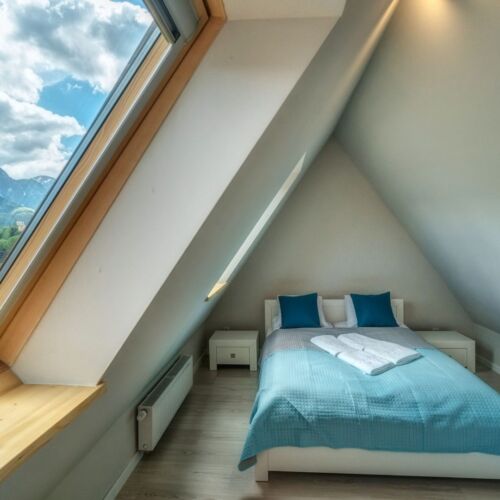 Apartament 4-osobowy z antresolą z 2 pomieszczeniami sypialnianymi