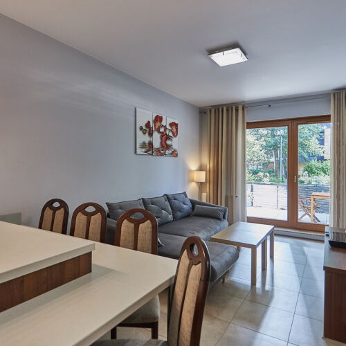 Apartament 4-osobowy na parterze z balkonem z 2 pomieszczeniami sypialnianymi