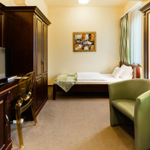 Camera single la etaj cu vedere spre curte