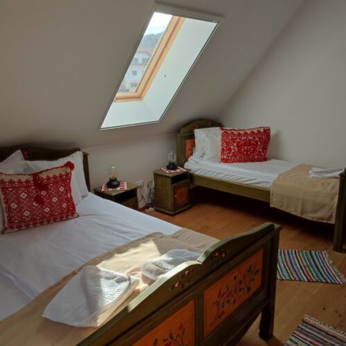 Dreibettzimmer mit Balkon und Aussicht auf die Berge